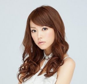 桐谷美玲-髪型-セミロング-パーマ-ゆる縦ロール